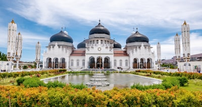 Baiturrahman Grand Mosque is an iconic mosque and landmark in Aceh. The place is open for all tourists, not only for moslem. To support my work, please subscribe to my youtube channel: youtube.com/@berkeliling_keliling_