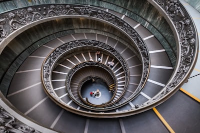 L’escalier de Bramante est un escalier à double hélice des musées du Vatican. Attribué à tort à Donato Bramante, cet escalier fut dessiné par Giuseppe Momo en 1932, inspiré par un plus ancien effectivement dessiné par Bramante. Cet escalier est une double hélice, c’est-à-dire qu’il comporte deux escaliers, un pour monter, et un pour descendre. Ainsi personne ne se croise en sens inverse.

Assemblage dans Photoshop de 5 photos (pour supprimer un maximum de personnes) prises à main levée (trépied interdit) au Fujifilm X-T2 et XF 10-24mm à 10mm, f/9.0, 1/40s et 1600 ISO.