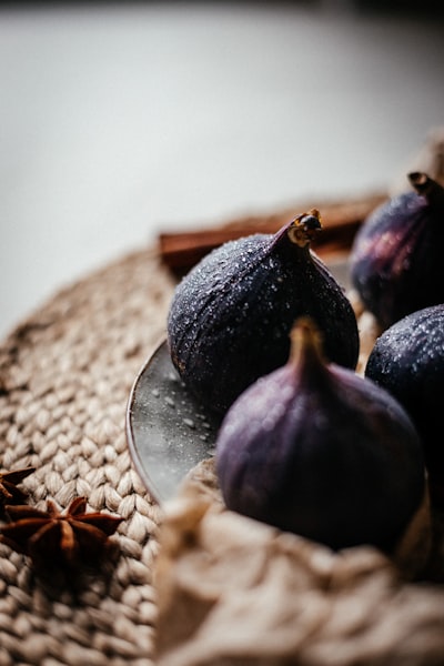 Some figs are on a plate on a table
