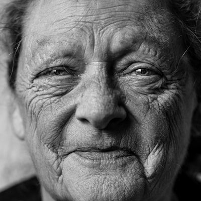 This is a portrait of my mum, trying to show through her facial expression the warmth in her character as well as all the experiences that she has lived in her life. I did the portrait from the living room in the home she has been living for most of her life.