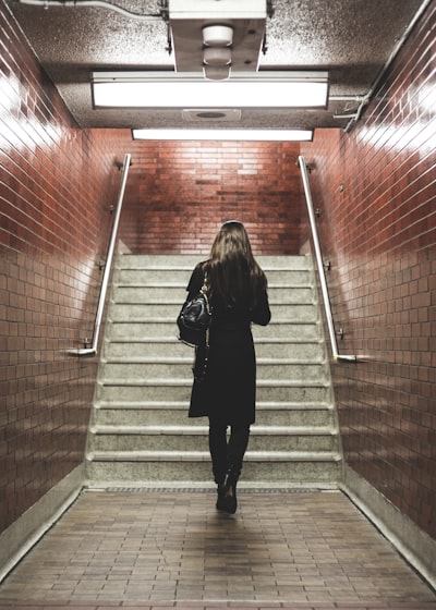 Solo Subway Girl